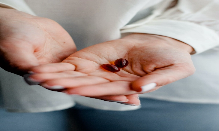 manos de mujer con pastillas