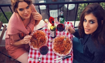 Comer con amigos es más saludable.