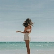 Chica en la playa donde se usan los mejores protectores solares