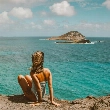 Una chica observa el mar, una manera de reconectar con la naturaleza