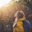 Una mujer joven disfruta del contacto con la naturaleza