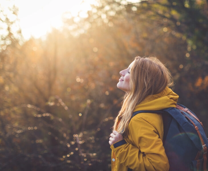 Una mujer joven disfruta del contacto con la naturaleza